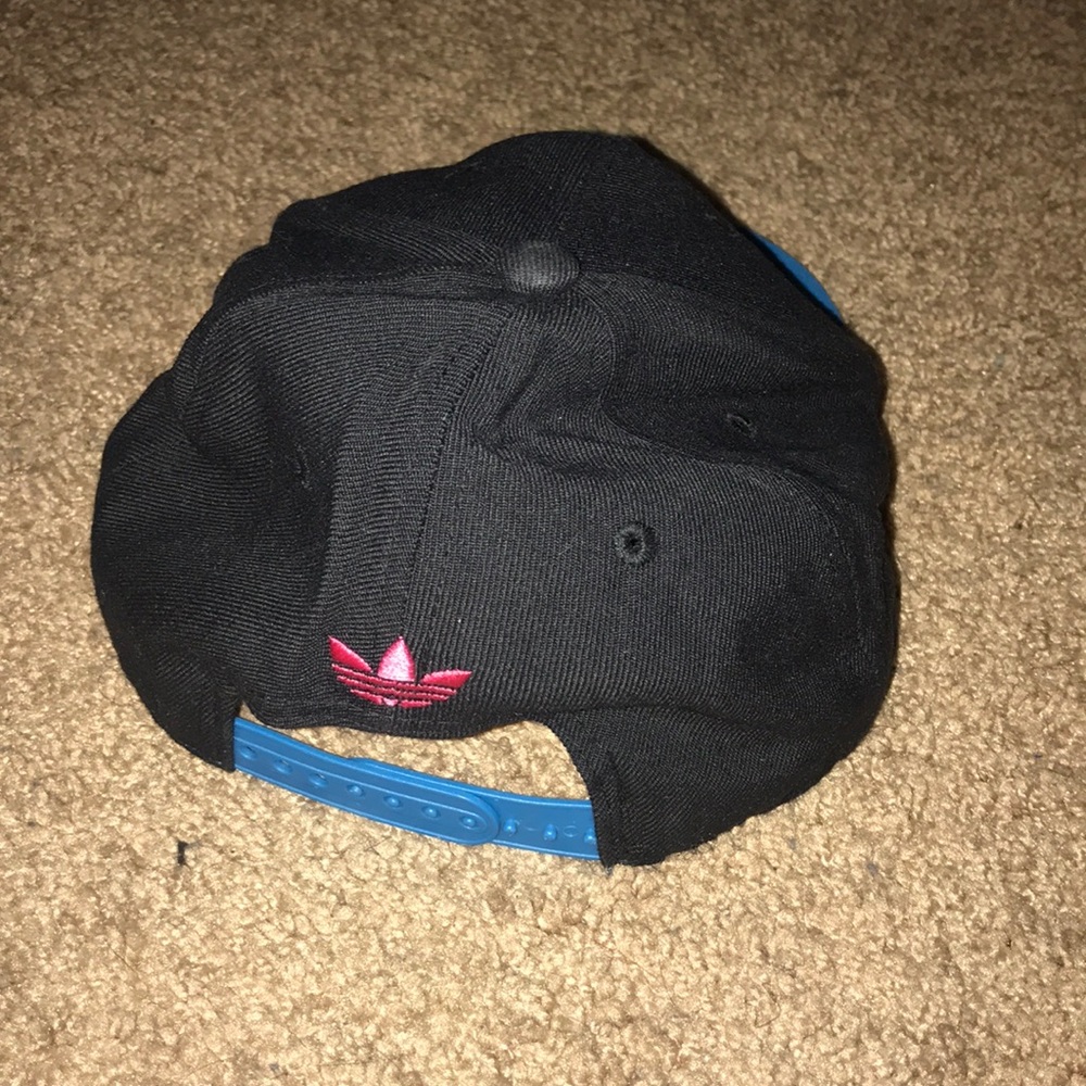 Adidas SnapBack - Picture 2 of 2